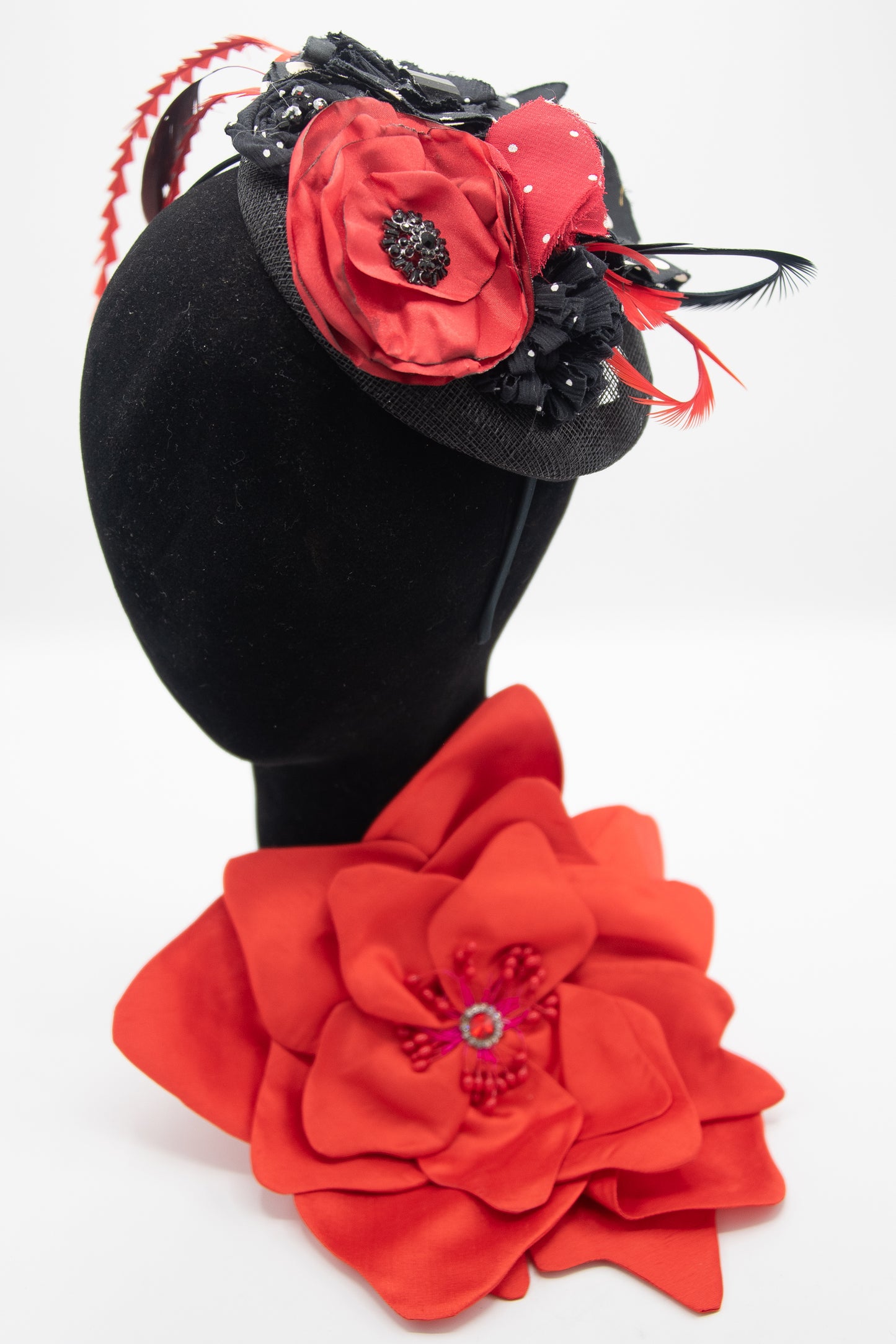 Cappellino con papaveri e piume